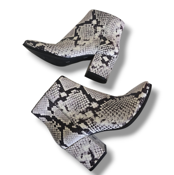 New 🥀 ALDO Ladies Gray Snakeskin Leather Ankle Boots - Picture 11 of 16